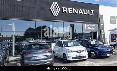 Bordeaux, Frankreich - 09 12 2023 : renault Auto Zeichen Logo modern und Text Marke auf Eingangsfassade Shop Autohaus Geschäft Auto Stockfoto