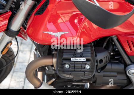 Bordeaux, Frankreich - 09 18 2023 : Moto Guzzi v85 tt italien Logo Marke und Textschild Motorrad Trail rot italienischer Hersteller Motorrad Stockfoto