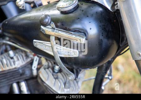 Bordeaux, Frankreich - 09 18 2023 : Harley Davidson Logo-Zeichen und Markentext auf Harley-Davidson Servi-Car historische schwarze Details auf Motorrad Stockfoto