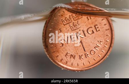 Die schwedische Krone ist im Vergleich zum Euro auf einem Rekordtief. In dieser Woche wurde ein neuer historischer Rekordtief für die schwedische Krone erreicht. Allein in diesem Jahr hat er gegenüber dem Euro einen Wertverlust von rund 7 Prozent verzeichnet. Im Bild: Hier sinkt eine Krone ins Wasser. Stockfoto