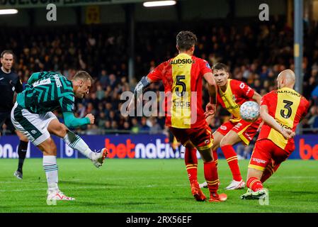 DEVENTER, NIEDERLANDE - 22. SEPTEMBER: Kaj Sierhuis (Fortuna Sittard) kontrolliert den Ball während des Eredivisie-Spiels von Go Ahead Eagles und Fortuna Sitt Stockfoto