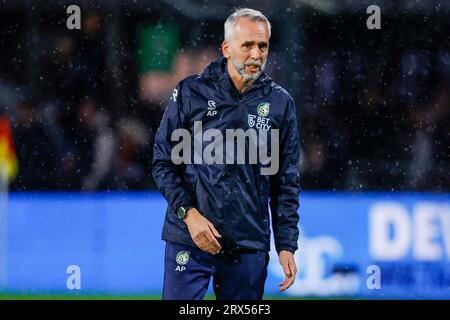 DEVENTER, NIEDERLANDE - 22. SEPTEMBER: Trainer Adrie Poldervaart (Fortuna Sittard) schaut beim Eredivisie-Spiel von Go Ahead Eagles und zu Stockfoto