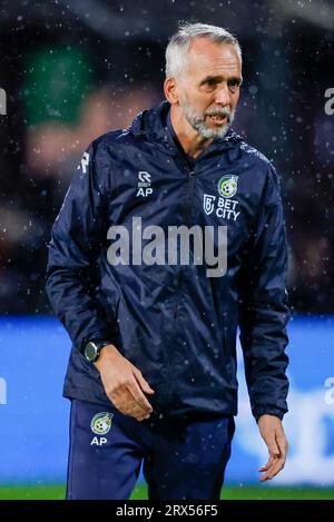 DEVENTER, NIEDERLANDE - 22. SEPTEMBER: Trainer Adrie Poldervaart (Fortuna Sittard) schaut beim Eredivisie-Spiel von Go Ahead Eagles und zu Stockfoto