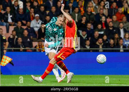 DEVENTER, NIEDERLANDE - 22. SEPTEMBER: Kaj Sierhuis (Fortuna Sittard) und Joris Kramer (Go Ahead Eagles) kämpfen während der Eredivisie matc um den Ball Stockfoto