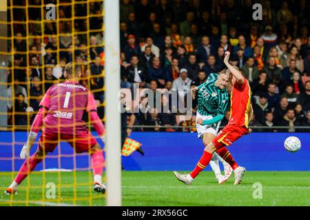 DEVENTER, NIEDERLANDE - 22. SEPTEMBER: Kaj Sierhuis (Fortuna Sittard) und Joris Kramer (Go Ahead Eagles) kämpfen während der Eredivisie matc um den Ball Stockfoto