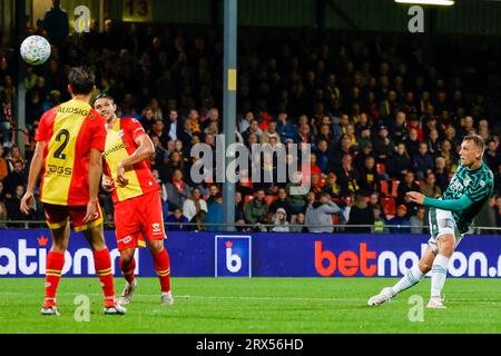 DEVENTER, NIEDERLANDE - 22. SEPTEMBER: Kaj Sierhuis (Fortuna Sittard) kontrolliert den Ball während des Eredivisie-Spiels von Go Ahead Eagles und Fortuna Sitt Stockfoto