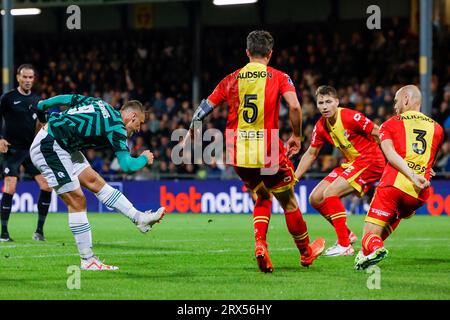 DEVENTER, NIEDERLANDE - 22. SEPTEMBER: Kaj Sierhuis (Fortuna Sittard) kontrolliert den Ball während des Eredivisie-Spiels von Go Ahead Eagles und Fortuna Sitt Stockfoto