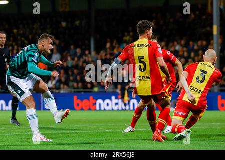 DEVENTER, NIEDERLANDE - 22. SEPTEMBER: Kaj Sierhuis (Fortuna Sittard) kontrolliert den Ball während des Eredivisie-Spiels von Go Ahead Eagles und Fortuna Sitt Stockfoto