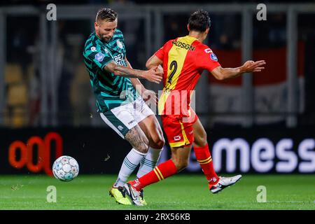 DEVENTER, NIEDERLANDE - 22. SEPTEMBER: Mitchell Dijks (Fortuna Sittard) und Mats Deijl (Go Ahead Eagles) kämpfen während der Eredivisie matc um den Ball Stockfoto