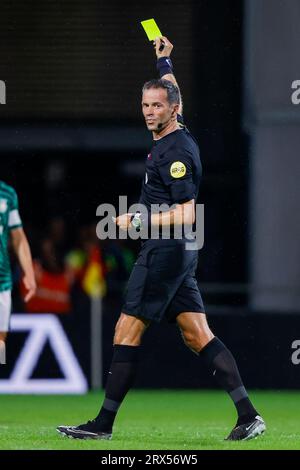 DEVENTER, NIEDERLANDE - 22. SEPTEMBER: Schiedsrichter Bas Nijhuis zeigt die gelbe Karte während des Eredivisie-Spiels von Go Ahead Eagles und Fortuna Sittard at Stockfoto