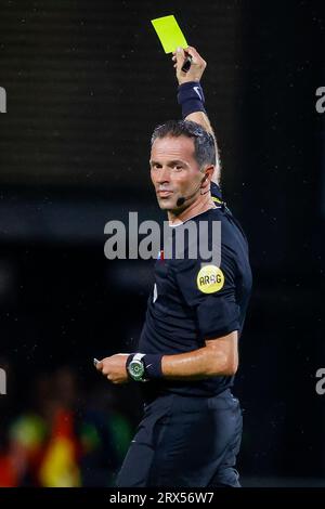 DEVENTER, NIEDERLANDE - 22. SEPTEMBER: Schiedsrichter Bas Nijhuis zeigt die gelbe Karte während des Eredivisie-Spiels von Go Ahead Eagles und Fortuna Sittard at Stockfoto