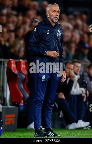 DEVENTER, NIEDERLANDE - 22. SEPTEMBER: Trainer Adrie Poldervaart (Fortuna Sittard) schaut beim Eredivisie-Spiel von Go Ahead Eagles und zu Stockfoto