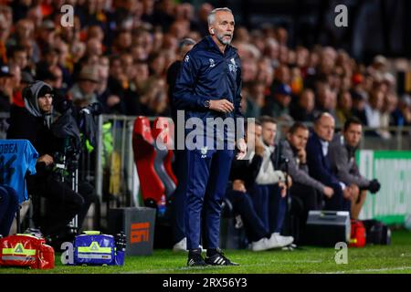 DEVENTER, NIEDERLANDE - 22. SEPTEMBER: Trainer Adrie Poldervaart (Fortuna Sittard) schaut beim Eredivisie-Spiel von Go Ahead Eagles und zu Stockfoto