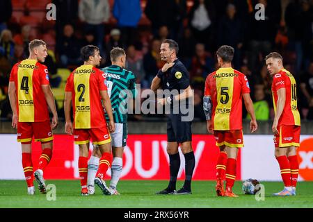 DEVENTER, NIEDERLANDE - 22. SEPTEMBER: Kaj Sierhuis (Fortuna Sittard) und Schiedsrichter Bas Nijhuis sprechen während des Eredivisie-Spiels von Go Ahead Eagle Stockfoto