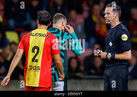 DEVENTER, NIEDERLANDE - 22. SEPTEMBER: Kaj Sierhuis (Fortuna Sittard) und Schiedsrichter Bas Nijhuis sprechen während des Eredivisie-Spiels von Go Ahead Eagle Stockfoto