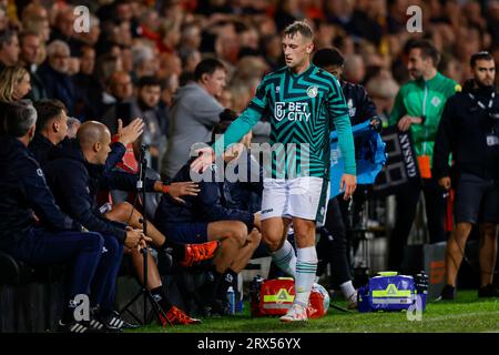 DEVENTER, NIEDERLANDE - 22. SEPTEMBER: Kaj Sierhuis (Fortuna Sittard) wird während des Eredivisie-Spiels von Go Ahead Eagles und Fortuna Sittard A ersetzt Stockfoto