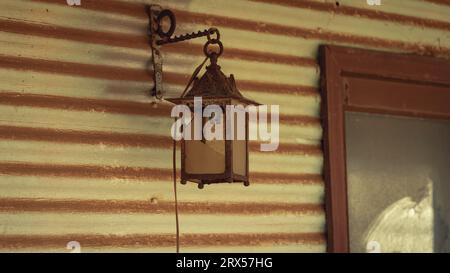 Alte kaputte Laterne in einem verlassenen Haus Stockfoto