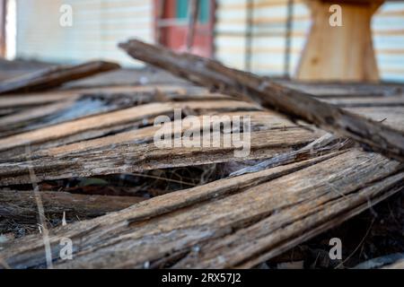 Verfaultes Holzdeck in einem alten verlassenen Haus Stockfoto