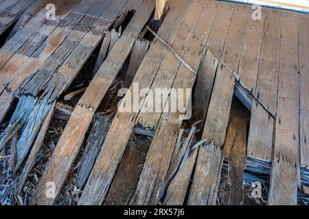 Verfaultes Holzdeck in einem alten verlassenen Haus Stockfoto