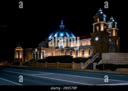 Geraldton, WA, Australien - St. Francis Xavier Cathedral beleuchtet bei Nacht Stockfoto
