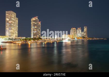 Panoramafoto von Miami bei Nacht. Miami Downtown hinter dem MacArthur Causeway, aufgenommen vom Venetian Causeway. Stockfoto