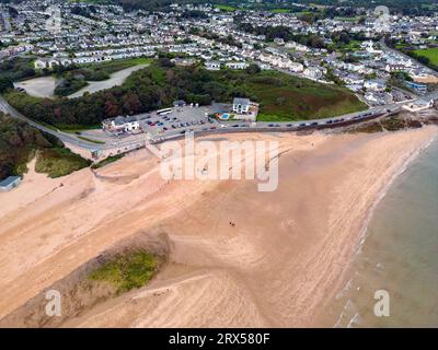 Luftaufnahme der Stadt und der Küste von Benllech auf der Insel Od Anglesey in Nordwales. Stockfoto