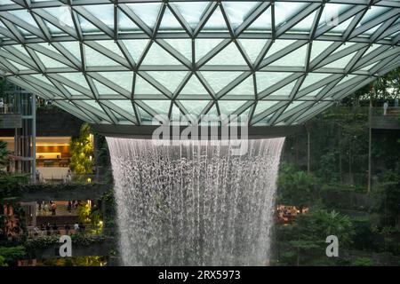 Singapur - 22. Oktober 2022: Der weltweit höchste Hallenwasserfall am Flughafen Jewel Changi. Es ist ein Natur-thematisch Unterhaltungs- und Einzelhandelskomplex Surr Stockfoto