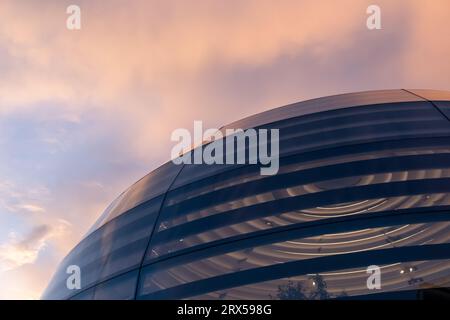 Singapur - 20. Oktober 2022: Apple Marina Bay Sands mit Sonnenuntergang. Der weltweit erste schwimmende Apple Store, entworfen von Foster + Partners. Stockfoto