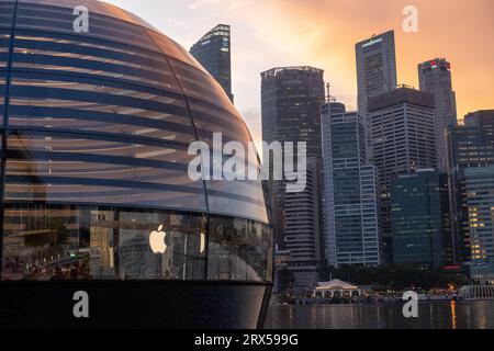 Singapur - 20. Oktober 2022: Apple Marina Bay Sands mit Sonnenuntergang. Der weltweit erste schwimmende Apple Store, entworfen von Foster + Partners. Stockfoto