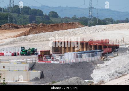 DATEIBILDER. September 2023. Aylesbury Vale, Großbritannien. 29. Mai 2023. Bau des HS2 High Speed Rail 2 Viaduct in Wendover Dean, Aylesbury, Buckinghamshire. Am 23. September 2023 wurde in der Presse von heute Morgen ausführlich berichtet, dass Premierminister Rishi Sunak voraussichtlich den Stecker auf dem HS2-Nordbein von Birmingham nach Manchester ziehen wird, da die Kosten des Projekts weiterhin außer Kontrolle geraten. HS2 hat riesige Wald- und Landschaftsgebiete in Chilterns zerstört, einem Gebiet von außergewöhnlicher natürlicher Schönheit. Quelle: Maureen McLean/Alamy Live News Stockfoto