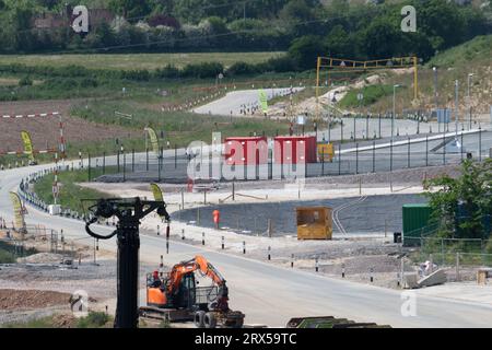 DATEIBILDER. September 2023. Aylesbury Vale, Großbritannien. 29. Mai 2023. Bau des HS2 High Speed Rail 2 Viaduct in Wendover Dean, Aylesbury, Buckinghamshire. Am 23. September 2023 wurde in der Presse von heute Morgen ausführlich berichtet, dass Premierminister Rishi Sunak voraussichtlich den Stecker auf dem HS2-Nordbein von Birmingham nach Manchester ziehen wird, da die Kosten des Projekts weiterhin außer Kontrolle geraten. HS2 hat riesige Wald- und Landschaftsgebiete in Chilterns zerstört, einem Gebiet von außergewöhnlicher natürlicher Schönheit. Quelle: Maureen McLean/Alamy Live News Stockfoto