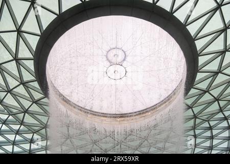Singapur - 22. Oktober 2022: Der weltweit höchste Hallenwasserfall am Flughafen Jewel Changi. Es ist ein Natur-thematisch Unterhaltungs- und Einzelhandelskomplex Surr Stockfoto