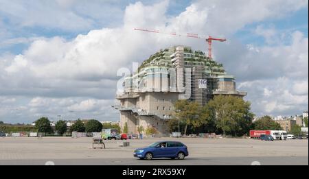 Hamburg, Deutschland. September 2023. Blick auf den Grünen Bunker am Heiliggeistfeld. Seit 2019 wird der graue Hochhausbunker an der Feldstraße mit einem fünfgeschossigen Pyramidengebäude mit Dachgarten, Hotel, multifunktionaler Halle, Ausstellungsflächen, Bereichen für Nachbarschaftsinitiativen und städtische Gartenarbeit sowie Gedenkstätten für Opfer des NS-Regimes ergänzt. Quelle: Markus Scholz/dpa/Alamy Live News Stockfoto