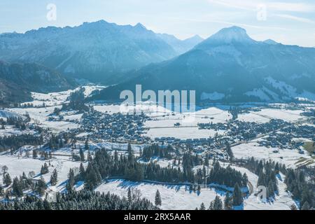 Schöne Landschaft am Oberjoch im Winter, die Region um den Joch Pass von oben Stockfoto