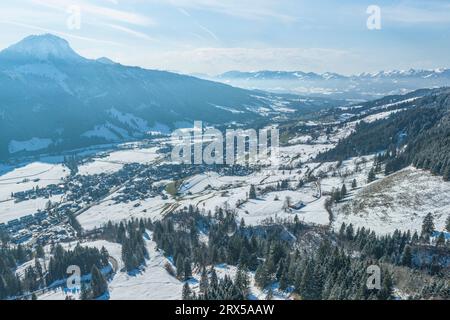 Schöne Landschaft am Oberjoch im Winter, die Region um den Joch Pass von oben Stockfoto