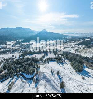 Schöne Landschaft am Oberjoch im Winter, die Region um den Joch Pass von oben Stockfoto