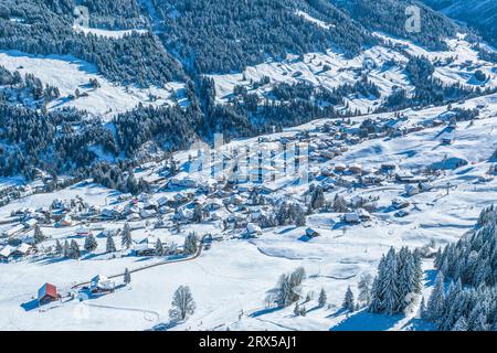 Traumhafter Blick auf das Kleinwalsertal an einem schönen Wintertag mit Neuschnee und Sonnenschein Stockfoto