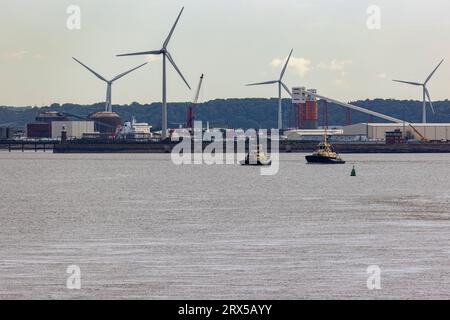 Schlepper warten vor den Royal Portbury Docks und warten auf die Ankunft des Schiffes, um es in den Hafen zu führen Stockfoto
