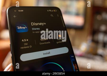 Madrid, Spanien: 09 11 2023: Person, die die Disney + App im Wohnzimmer zu Hause nutzt Stockfoto