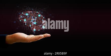 Das Gehirn von AI. Low-Poly-Drahtgitter der künstlichen Intelligenz. Polygonale Linienkunst in der Hand eines Roboters. Mensch nutzt KI Stockfoto