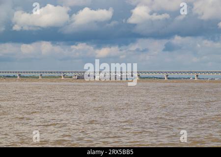 Padma Bridge exklusives 4K-Bild unter dem wunderschönen bewölkten Himmel vom Padma River, Bangladesch Stockfoto