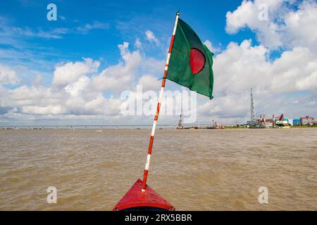 Padma Bridge exklusives 4K-Bild unter dem wunderschönen bewölkten Himmel vom Padma River, Bangladesch Stockfoto