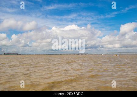 Padma Bridge exklusives 4K-Bild unter dem wunderschönen bewölkten Himmel vom Padma River, Bangladesch Stockfoto