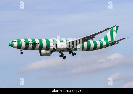 Flugzeuge vor der Landung Stockfoto