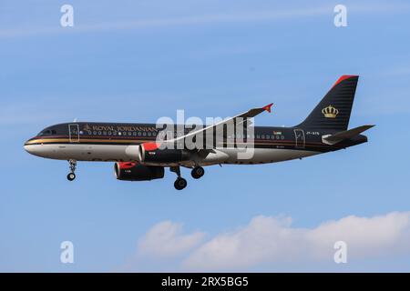 Flugzeuge vor der Landung Stockfoto