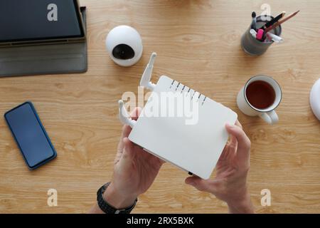 Freiberufler, der den WLAN-Router in seinem Home Office einrichtet Stockfoto