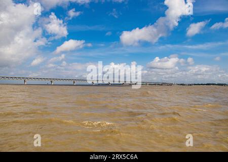 Padma Bridge exklusives 4K-Bild unter dem wunderschönen bewölkten Himmel vom Padma River, Bangladesch Stockfoto