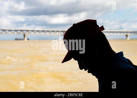 Padma Bridge exklusives 4K-Bild unter dem wunderschönen bewölkten Himmel vom Padma River, Bangladesch Stockfoto