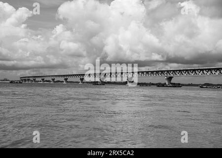 Padma Bridge exklusives 4K-Bild unter dem wunderschönen bewölkten Himmel vom Padma River, Bangladesch Stockfoto