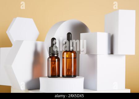 Tropferfläschchen, Modellierungen, Behälter aus kosmetischem Glas. Stockfoto